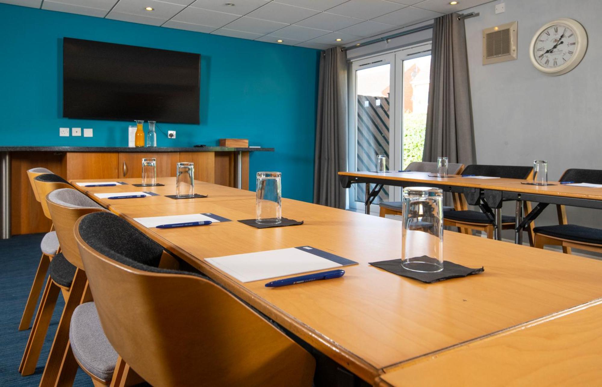 Holiday Inn Express Peterborough By Ihg Dış mekan fotoğraf